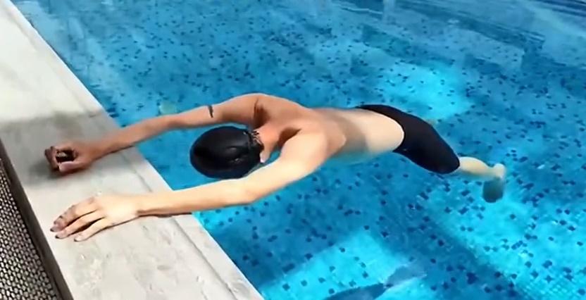 影片開始時見一名男子在泳池中,雙手按著池邊,然後面部向下,低頭浸入水中,雙腳半浮,維持姿勢。(微博)