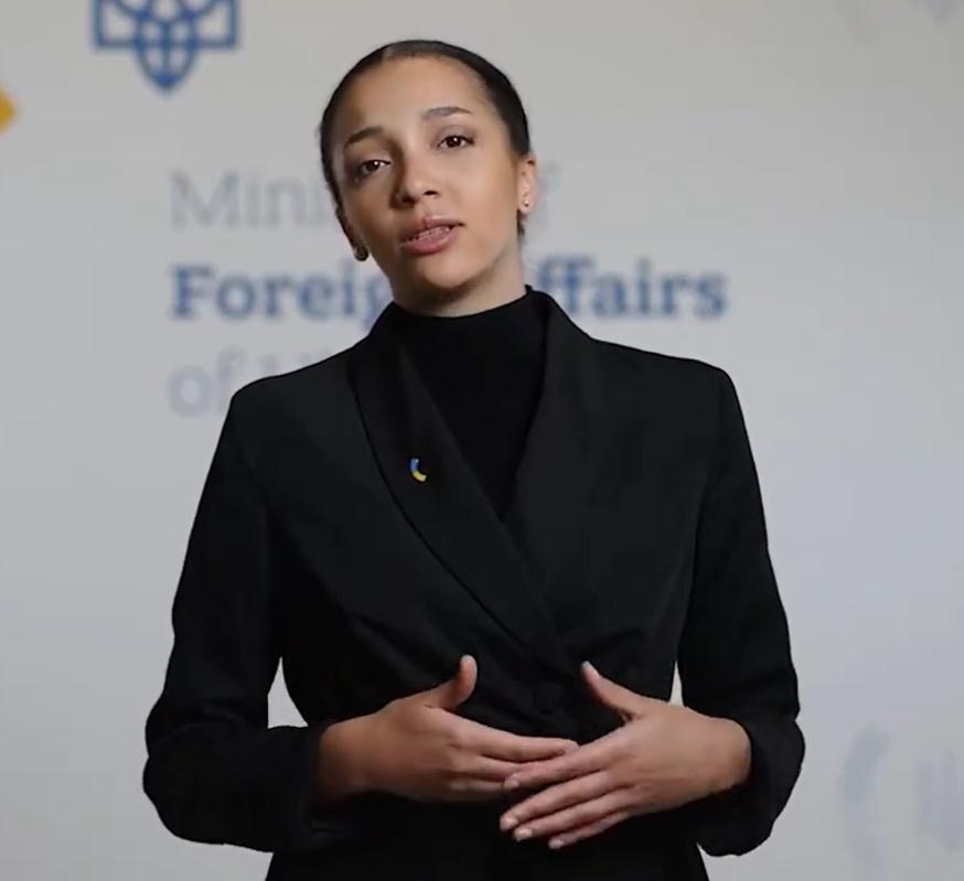 維多利亞說話的同時,一邊做出手勢及一邊轉動頭部。(X)