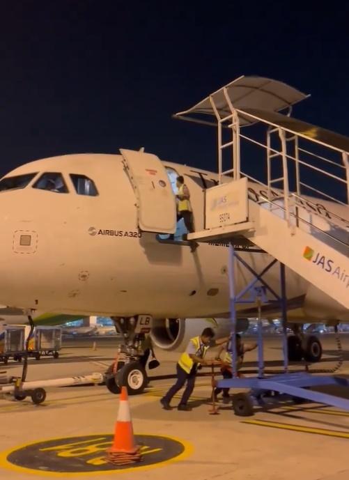 兩名人員,將飛機舷梯移走,但站在機艙門的地勤人員面向內未有留意。(X)