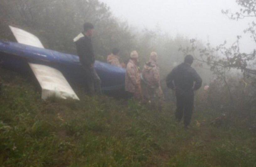 事故現場,僅見直升機尾部較完整。(X)