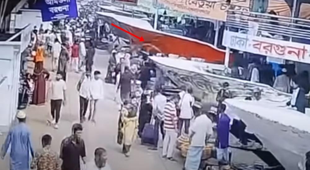 套在纜樁的纜繩瞬間斷裂。(YouTube)