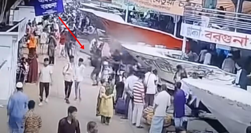 岸上旅客反應不及,直接被纜繩橫掃,多人隨即倒地。(YouTube)