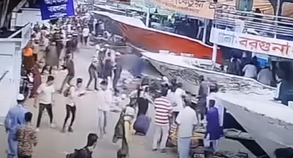 岸上旅客反應不及,直接被纜繩橫掃,多人隨即倒地。(YouTube)