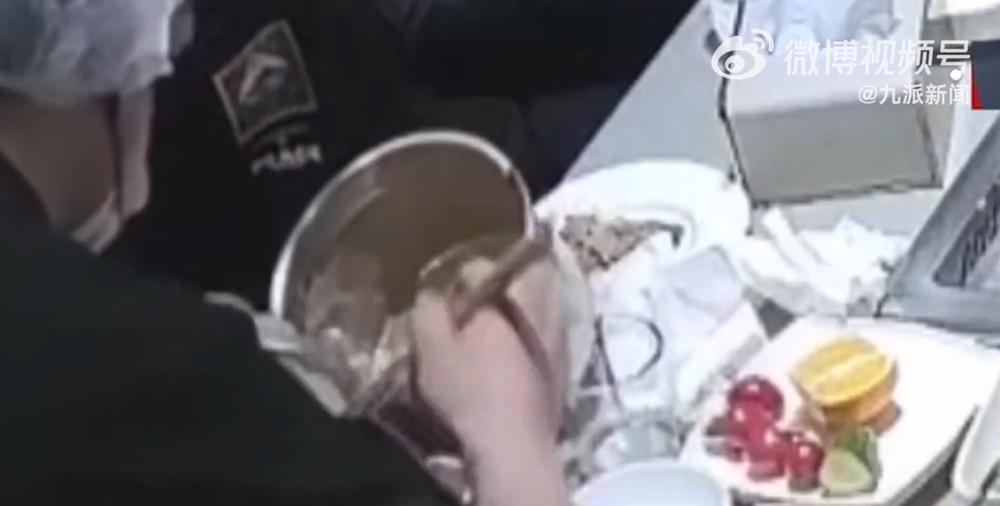 服務員連忙從調味料台將整桶麻醬拿來檢查,發現裡頭真有不少玻璃碎。(微博)