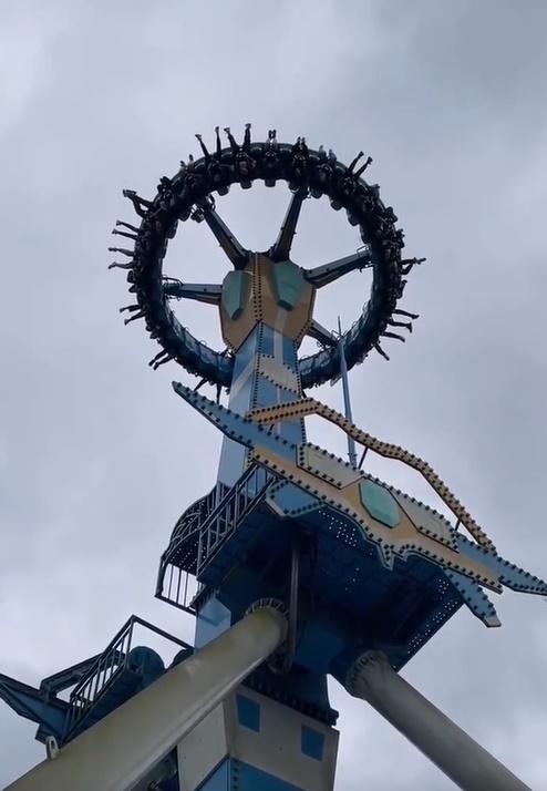 大擺捶上面數十名遊客就在最高點被倒掛。(微博)