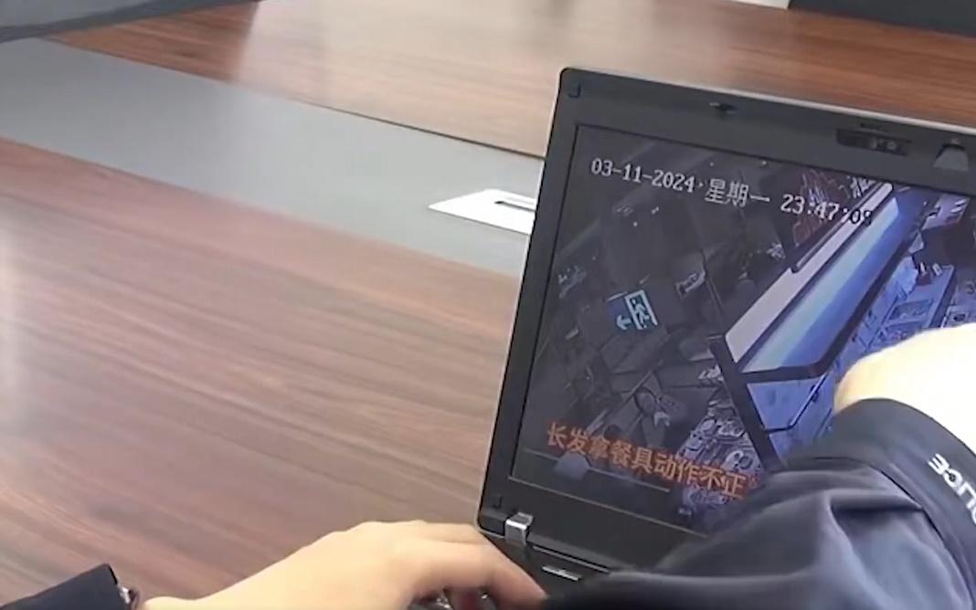 民警翻查CCTV發現,事件中的一名男子去調味料台拿碗時,順手就將玻璃碎放在了碗里。(微博)