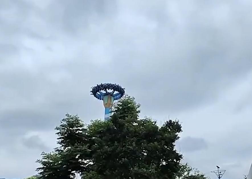 大擺捶上面數十名遊客就在最高點被倒掛。(微博)