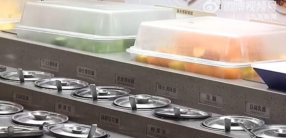 民警翻查CCTV發現,事件中的一名男子去調味料台拿碗時,順手就將玻璃碎放在了碗里。(微博)