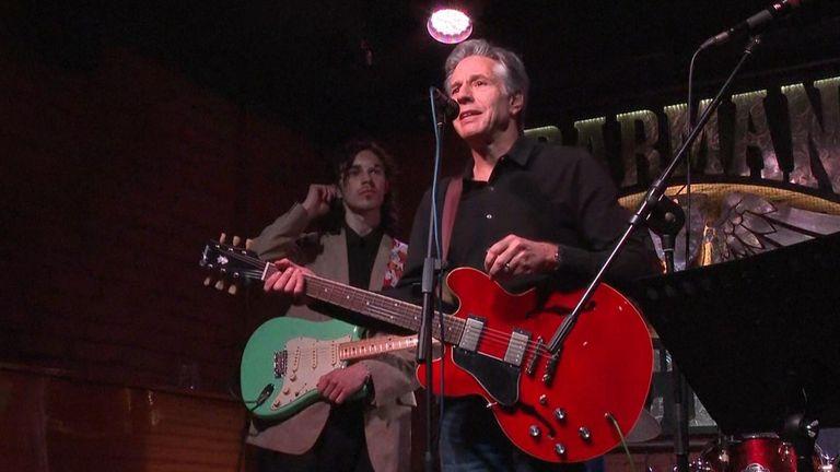 布林肯曾組樂隊,網民批評是「音痴」。(X)