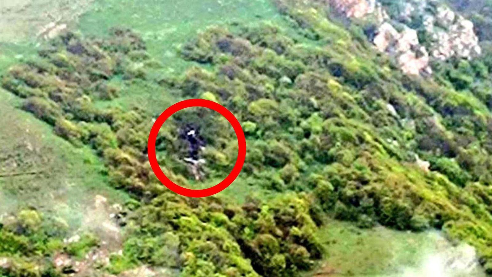 伊朗傳媒公布相片顯示,直升機殘骸位置。(X)