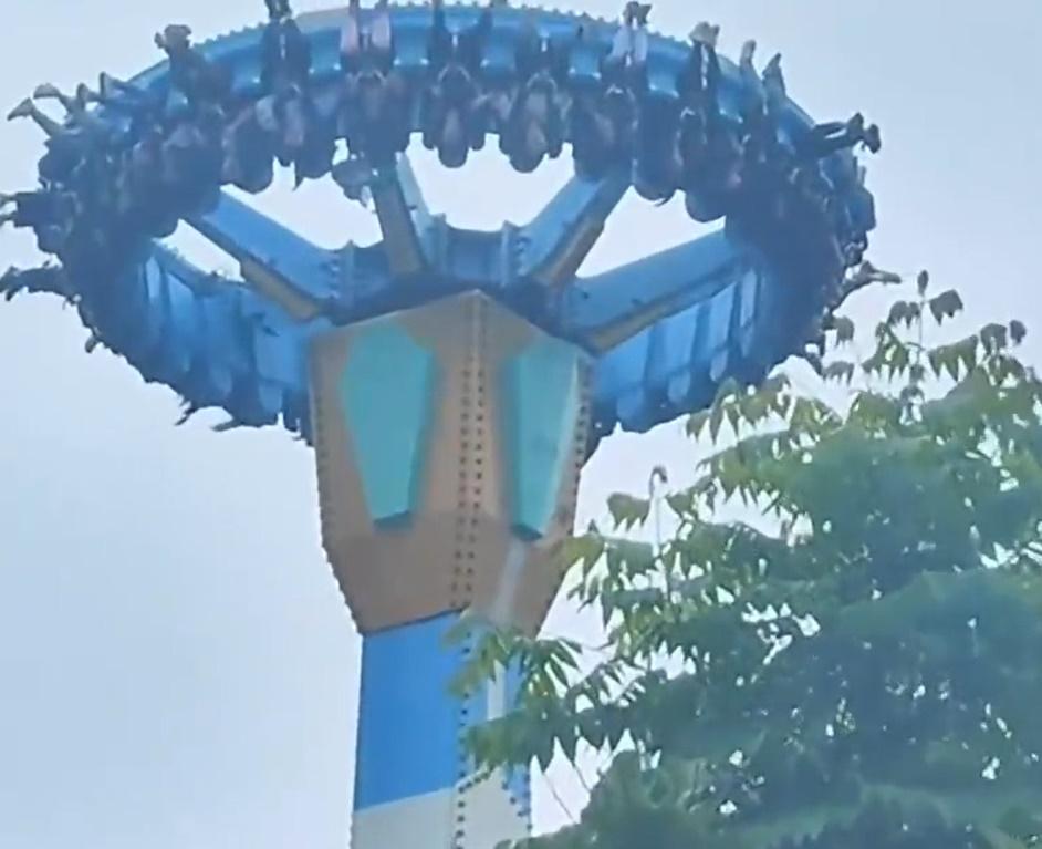 大擺捶上面數十名遊客就在最高點被倒掛。(微博)