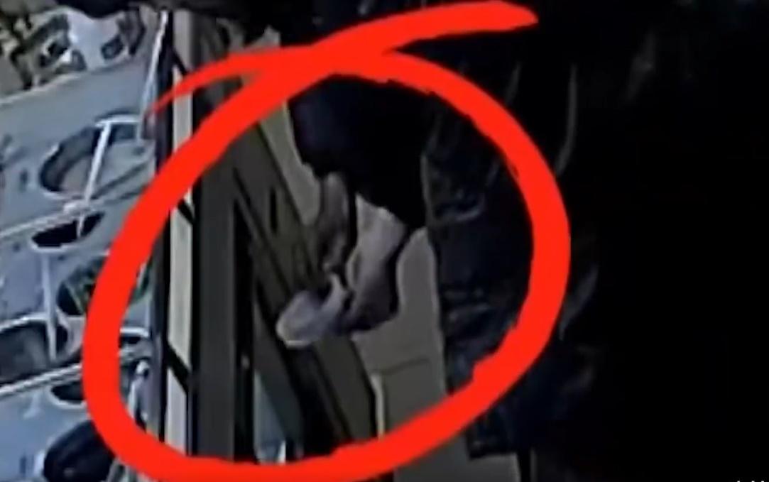 民警翻查CCTV發現,事件中的一名男子去調味料台拿碗時,順手就將玻璃碎放在了碗里。(微博)