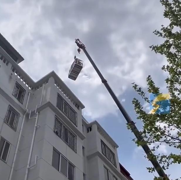 吊車啟動,吊台緩緩升起,將女子載到頂層。(微博)