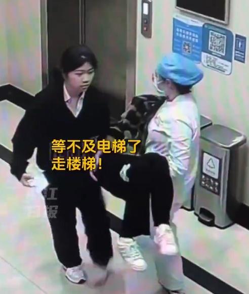 劉琦琦不等升降機到來,直接跑樓梯到下層急診科。(微博)