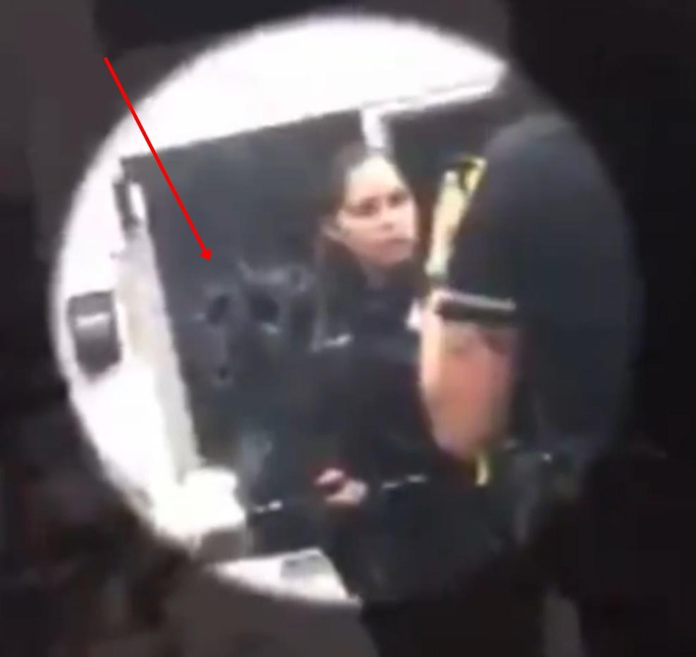 取餐窗口滿佈彈孔。(X)