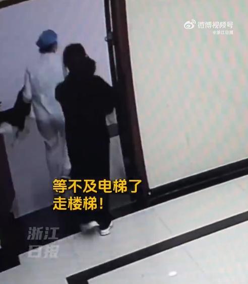 劉琦琦不等升降機到來,直接跑樓梯到下層急診科。(微博)