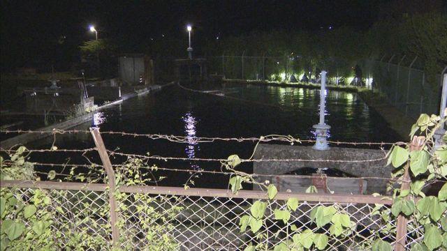 女童被發現漂浮在連接水渠的蓄水池水面。(YouTube)