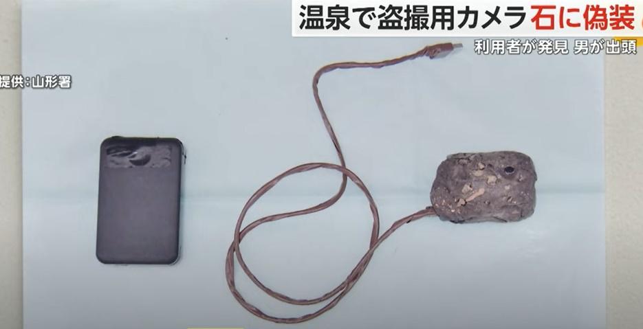 相機被發現時還連接著一個外置電源,外置電源還被細心用黑色膠帶包裹,並以啡色膠帶包裹連接電線。(YouTube)