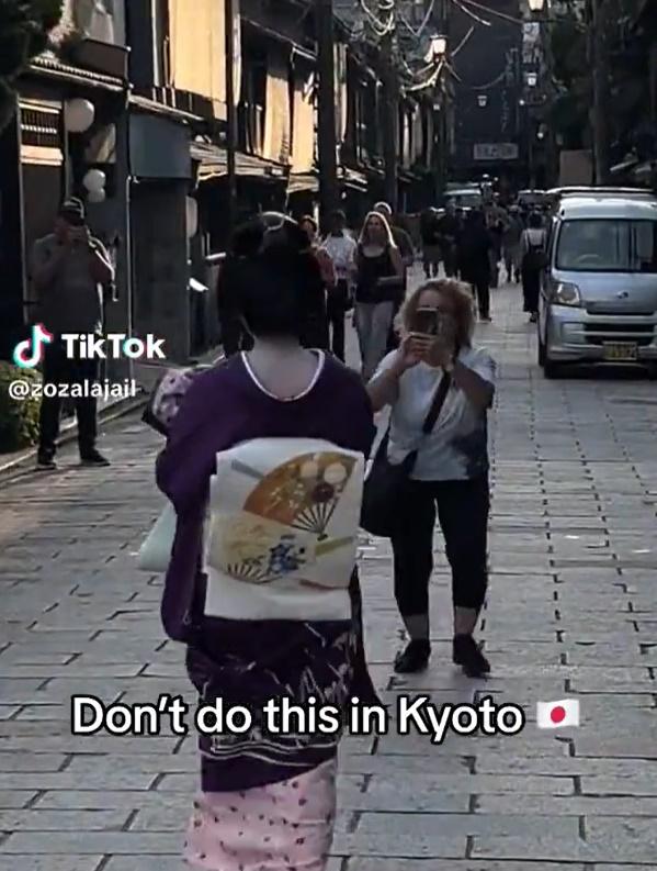 無論舞妓怎麼閃躲,大媽卻對她窮追不捨。(X)