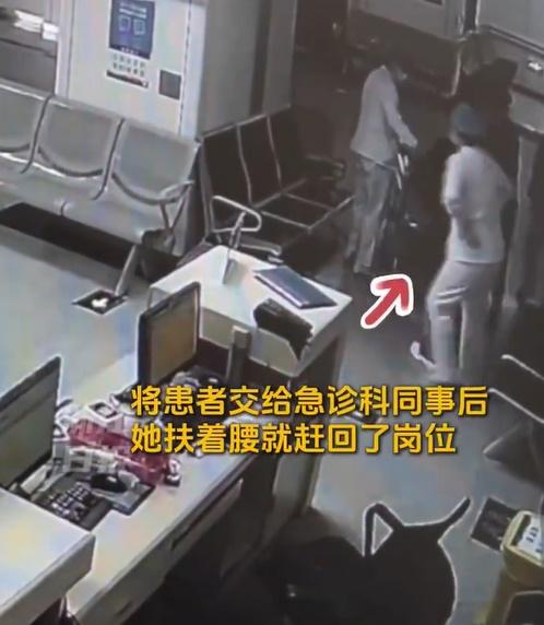 將病人交給急診科醫護後,劉琦琦才撐著腰默默返回崗位。(微博)