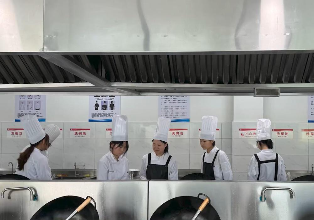 潛江龍蝦產業學院為3年制,每一班30個人,每年學費5,000元。(微博)