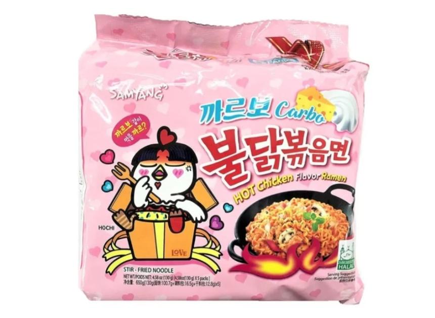 Lucy指,自己持續半年,每星期都會吃南韓「三養牌卡邦尼口味火辣雞肉即食麵」。(TikTok)