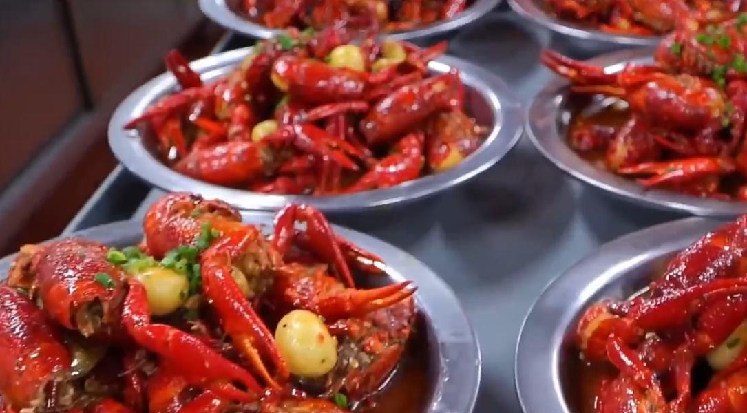 徐健耕指,馬來西亞人劉慧菖特意到這里學習小龍蝦的100種做法再回國開店。(微博)