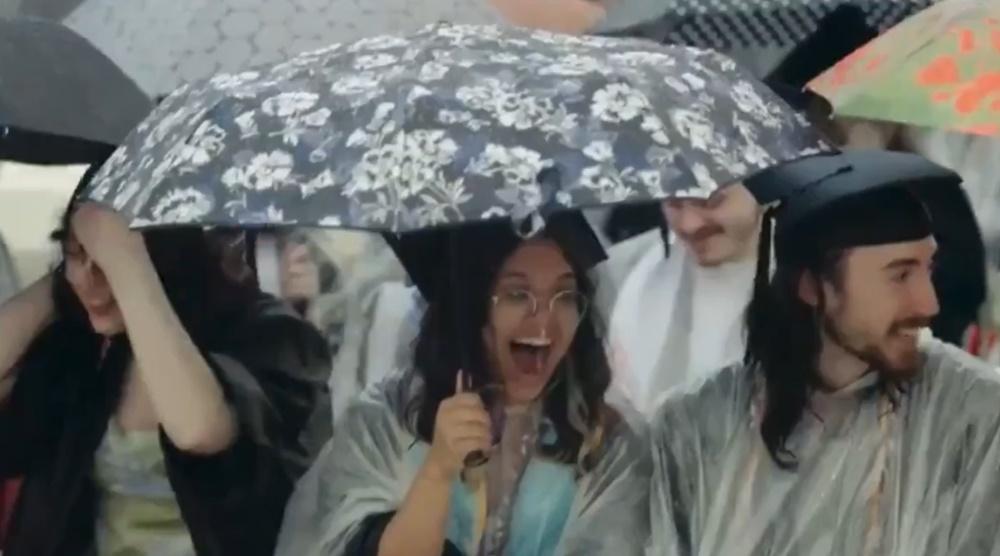 現場畢業生都發出熱烈的歡呼聲回應,不少觀禮的家長亦紛紛豎起大拇指。(X)