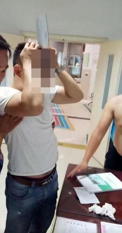 男子由人陪同到醫院,頭上卻卡著一把刀,血流披頭,相當驚悚。(微博)