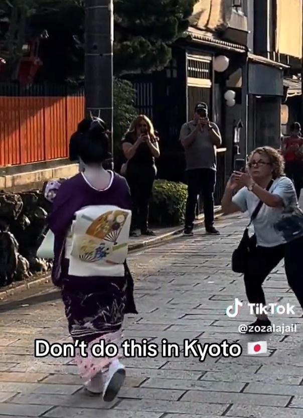 無論舞妓怎麼閃躲,大媽卻對她窮追不捨。(X)