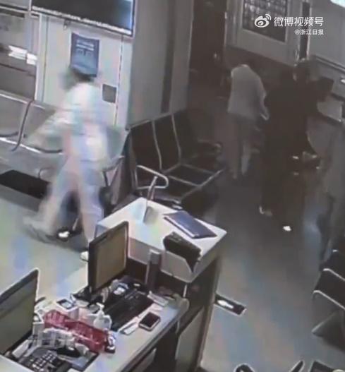 將病人交給急診科醫護後,劉琦琦才撐著腰默默返回崗位。(微博)