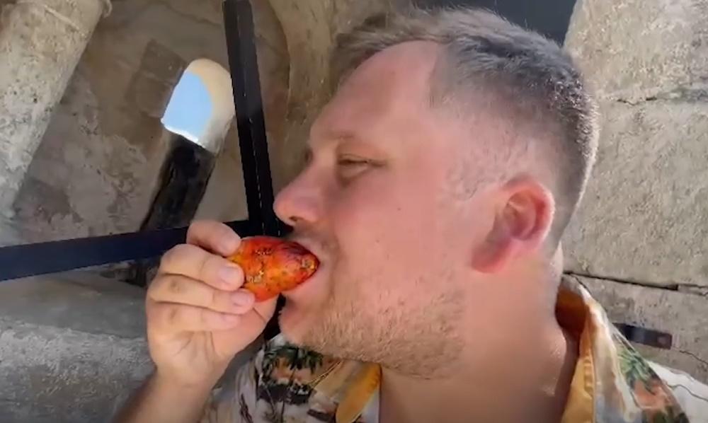 他買來腰果蘋果試吃,到手後好奇咬了一口,詎料遭受灼傷。(dailymotion)