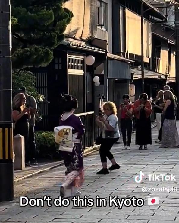 無論舞妓怎麼閃躲,大媽卻對她窮追不捨。(X)