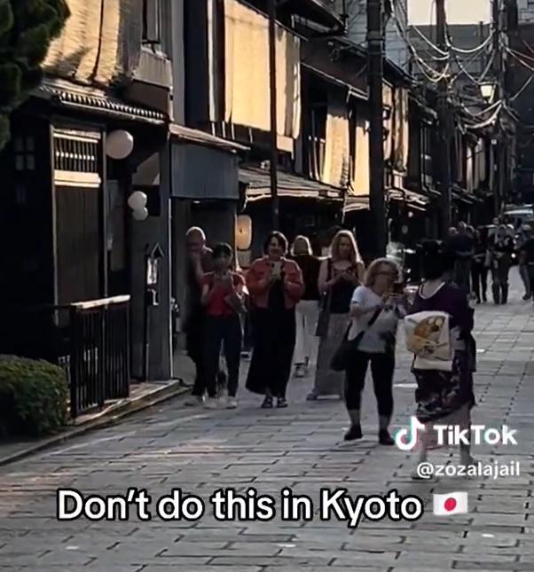 無論舞妓怎麼閃躲,大媽卻對她窮追不捨。(X)