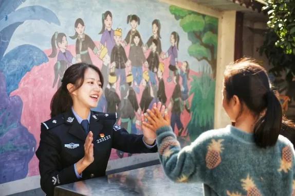 詎料網民卻關注上錢瑩敏的外表,加上宣導內容較生活化,不似一般官宣手法,讓錢瑩敏意外地爆紅。(微博)