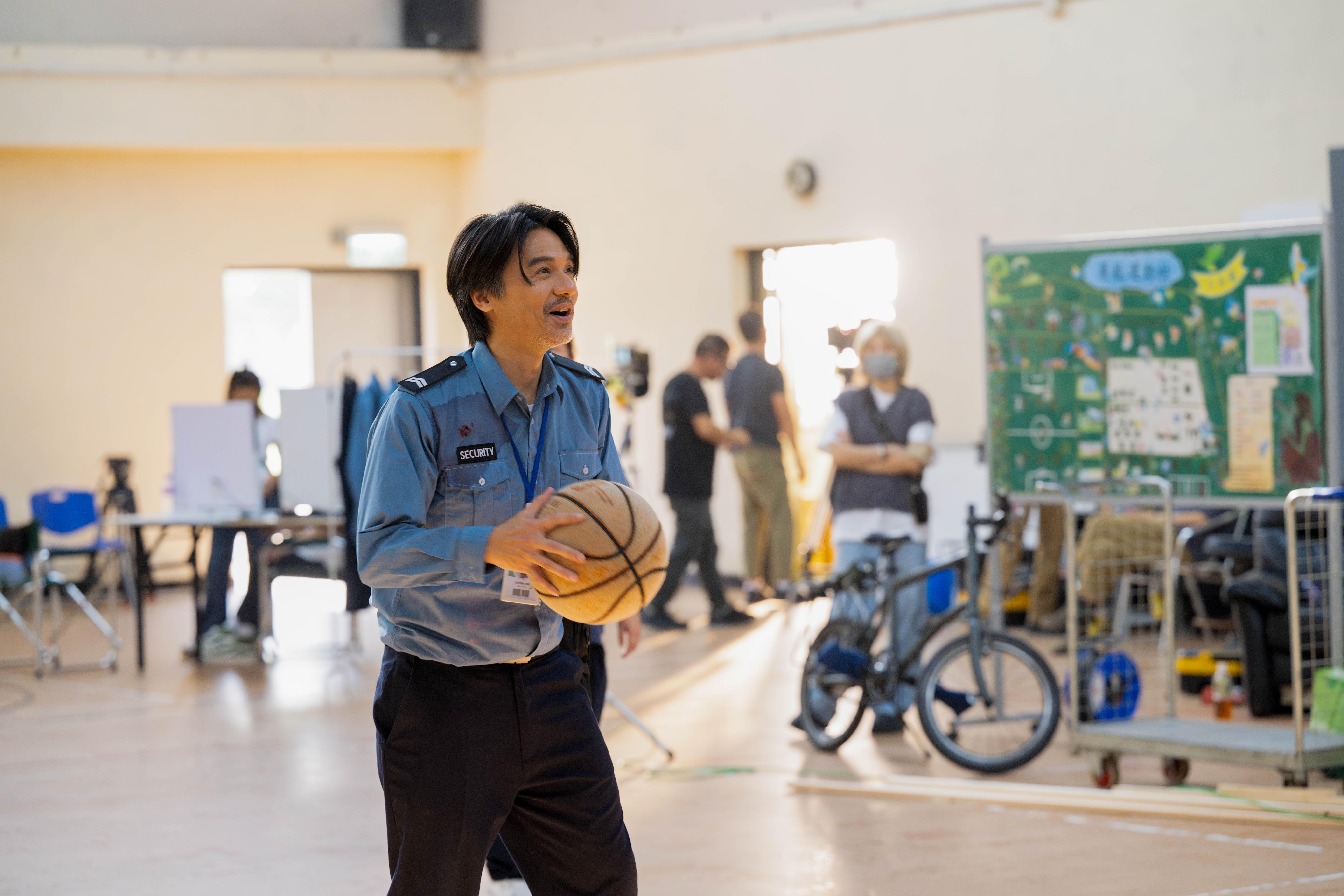 Stephen在拍攝現場都一齊打波。