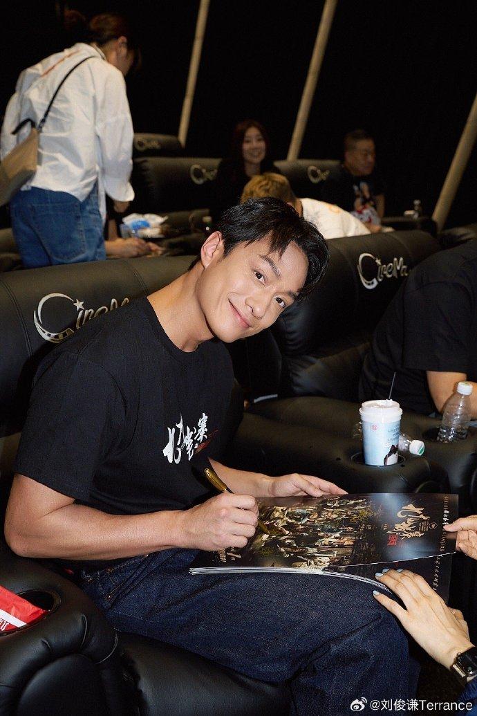 劉俊謙在《九龍城寨之圍城》演信一,網民不停大讚「劉俊謙好靚仔」。