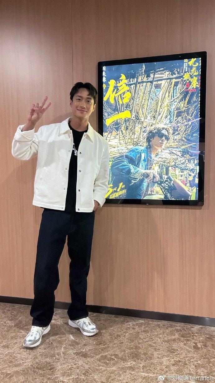 劉俊謙在《九龍城寨之圍城》演信一,網民不停大讚「劉俊謙好靚仔」。