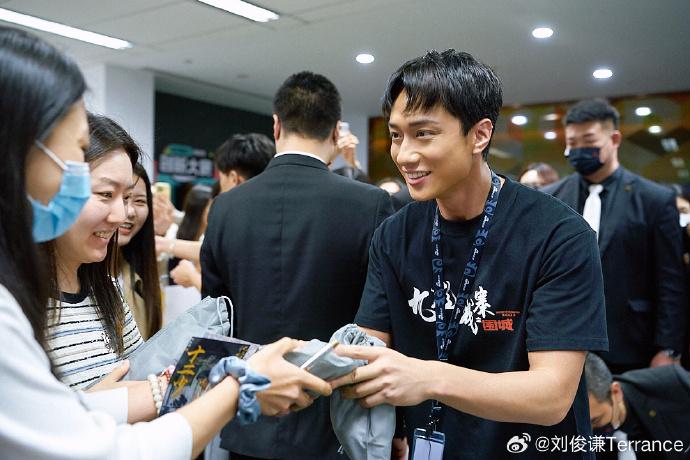 劉俊謙在《九龍城寨之圍城》演信一,網民不停大讚「劉俊謙好靚仔」。