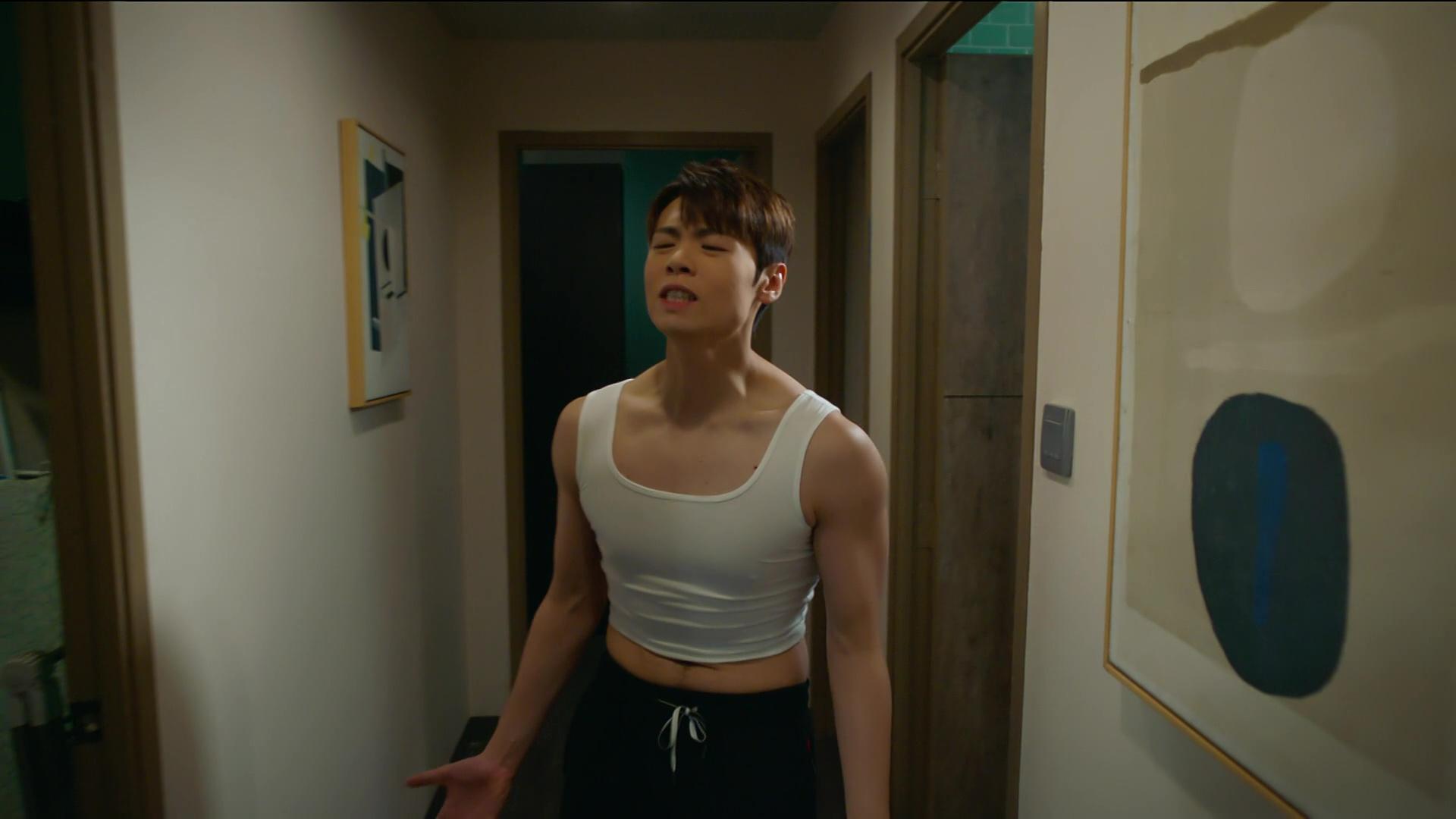 冼靖峰縮水小背心演出搶fo。