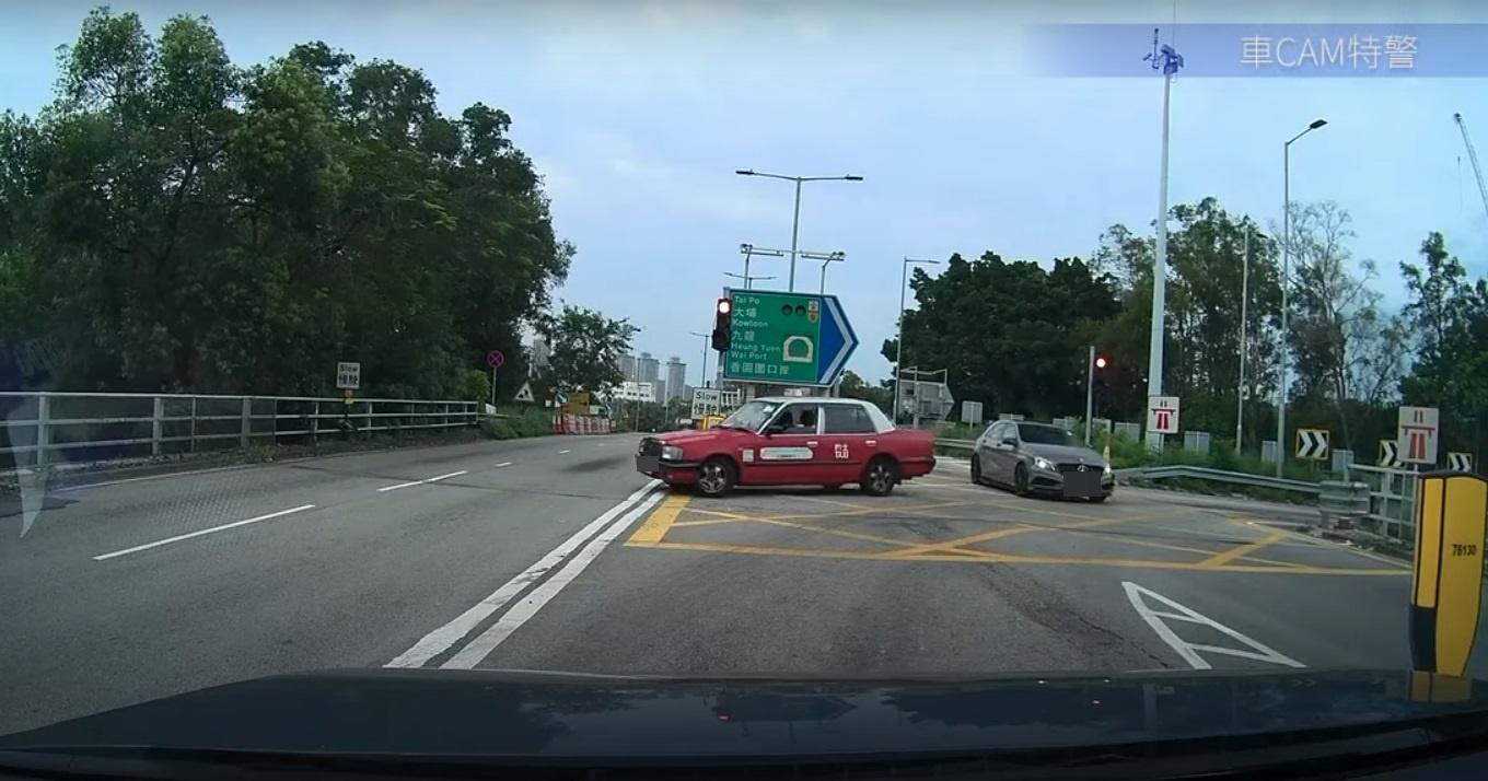 車Cam直擊|粉嶺紅的雙白線U-turn 鐵騎士逃過一劫。(網片截圖)