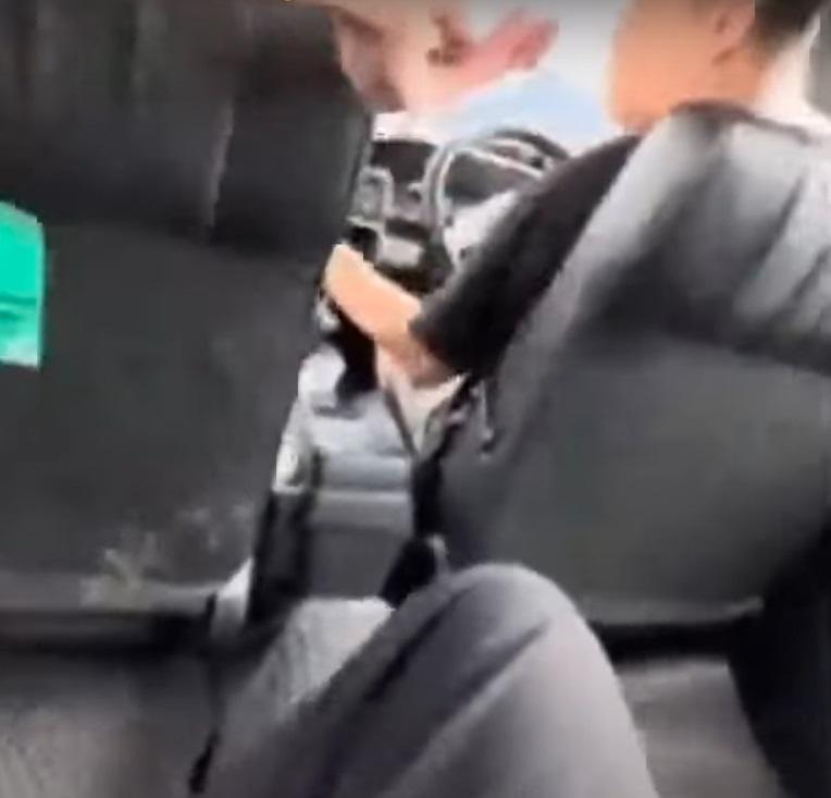 男乘客要求的士司機「找足」餘額。(影片截圖)