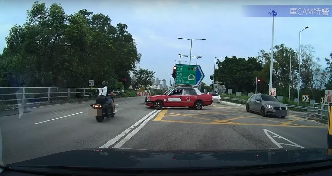 車Cam直擊|粉嶺紅的雙白線U-turn 鐵騎士逃過一劫。(網片截圖)