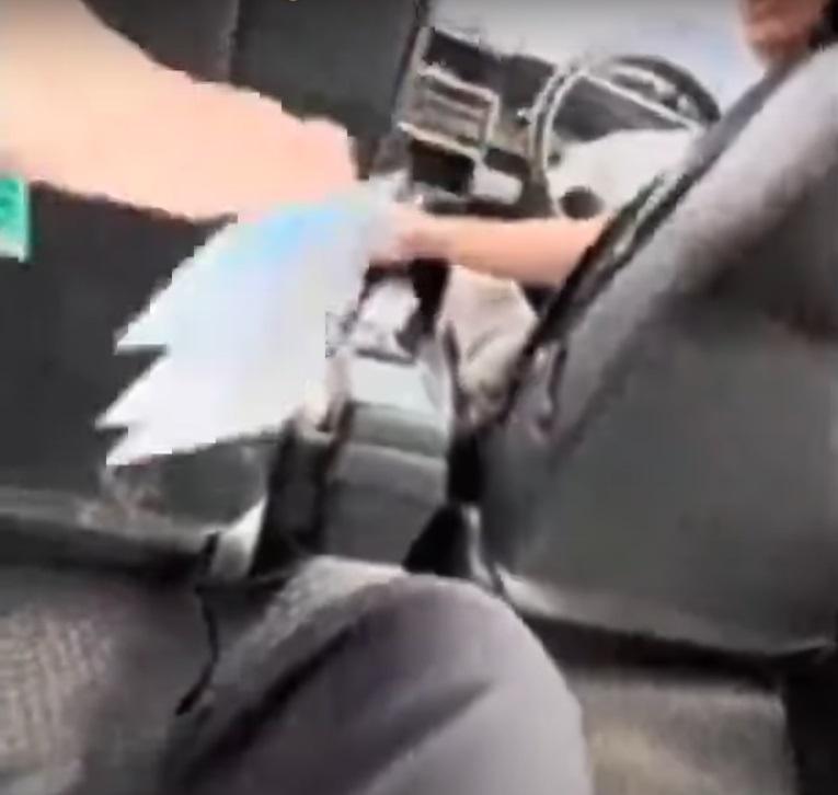 的士司機將錢跌在車廂上。(影片截圖)