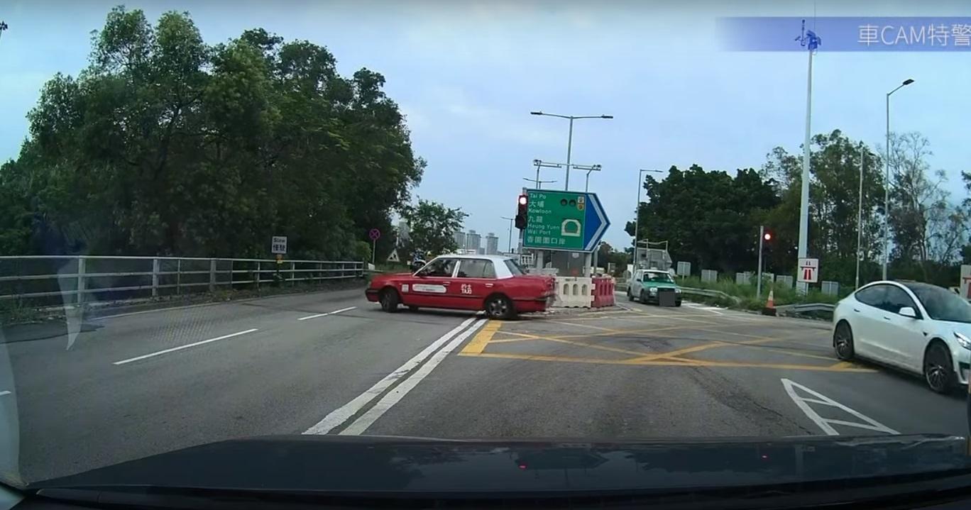 車Cam直擊|粉嶺紅的雙白線U-turn 鐵騎士逃過一劫。(網片截圖)