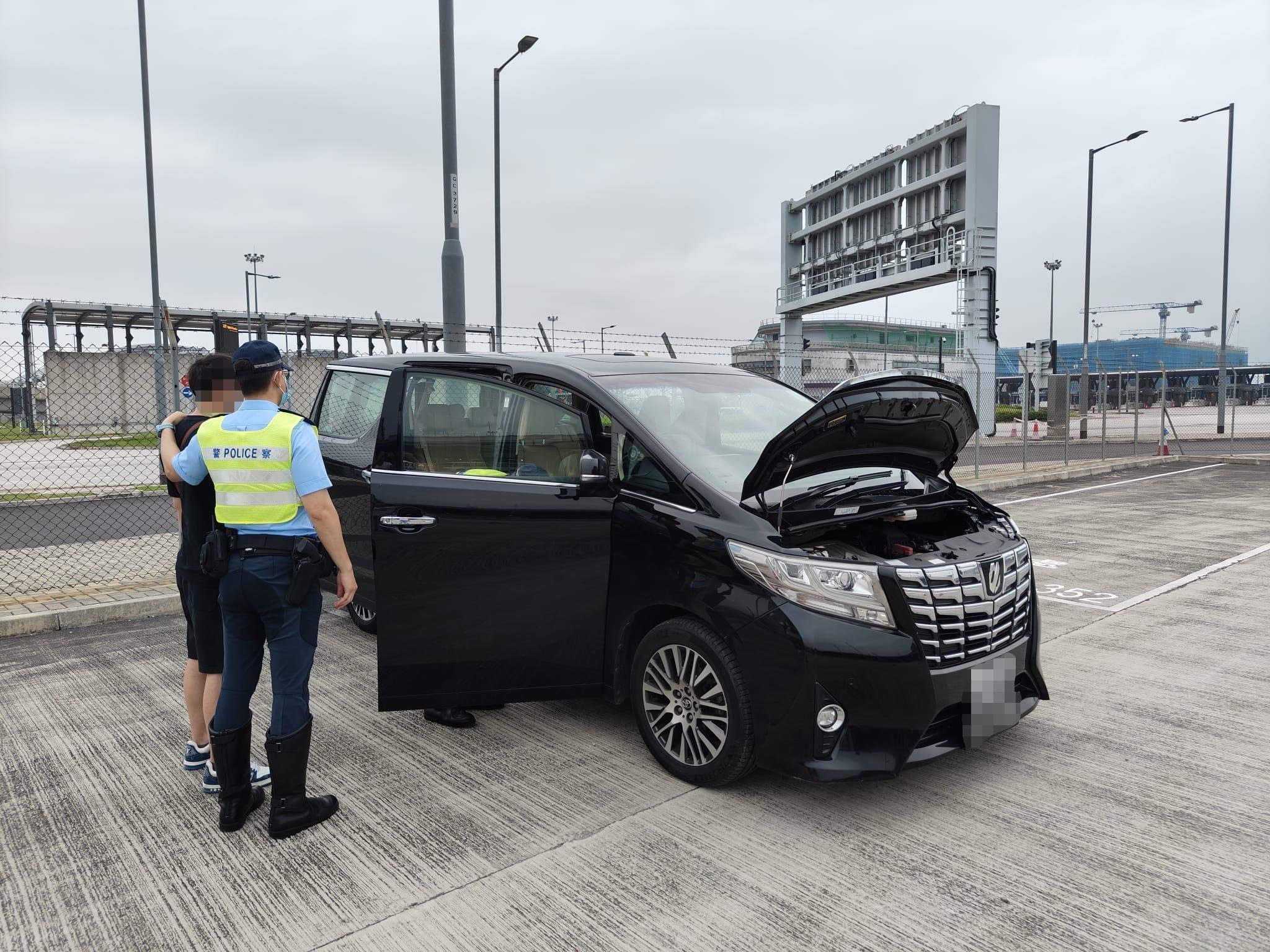 警勞動節前後遏黑的白牌車 兩周拘13人發逾2萬張「牛肉乾」。(警方提供)