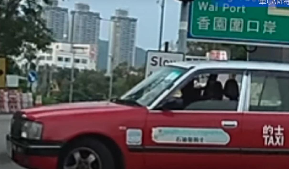 車Cam直擊|粉嶺紅的雙白線U-turn 鐵騎士逃過一劫。(網片截圖)