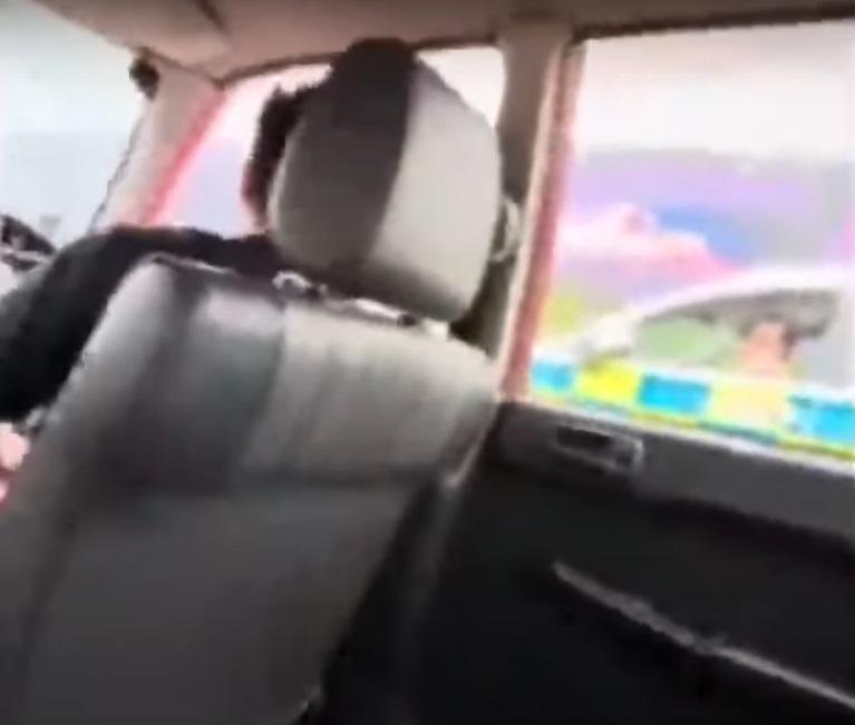 有警車駛至詢問情況。(影片截圖)