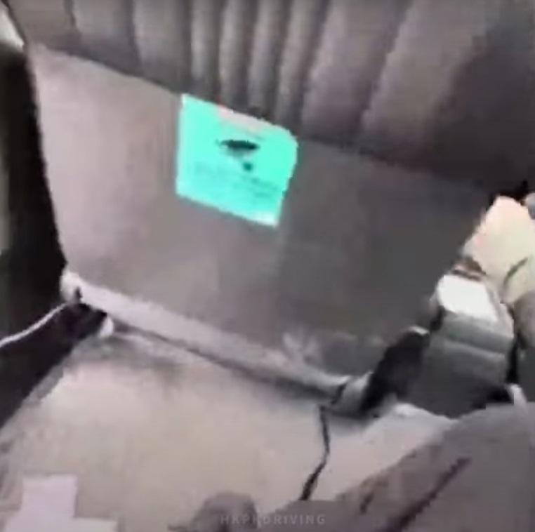 男乘客指跌了3元是留給的士司機「執藥」。(影片截圖)