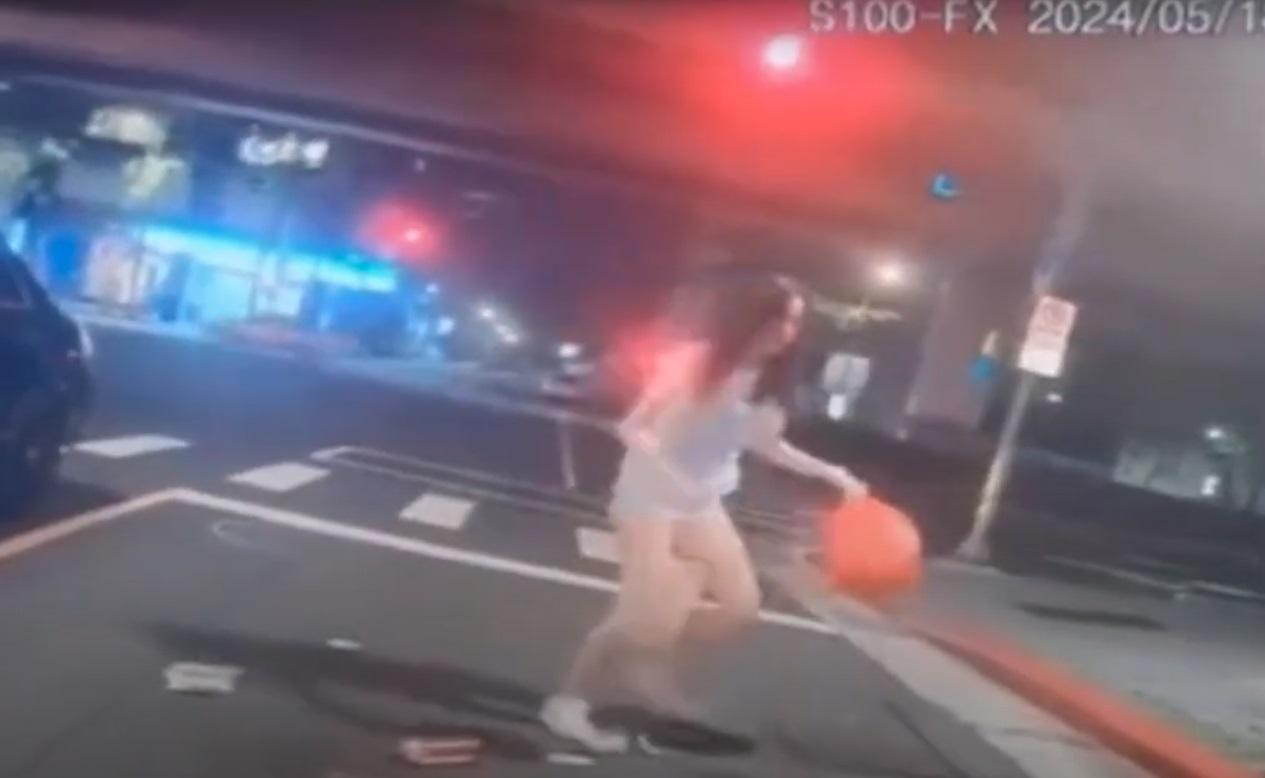 24歲趙姓女子被撞倒後隨即起身走到路旁。(網片截圖)